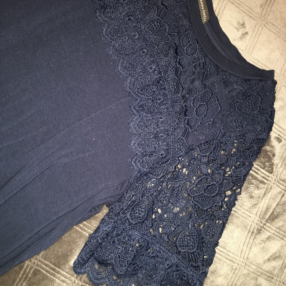 Woman’s medium top